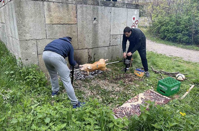 NAJVEĆA BRUKA SRBIJE! KAKAV SMO TO NAROD? STAVILI RAŽANJ TIK UZ SPOMENIK: Vatra oštetila simbol slobode i otpora na Fruškoj gori (FOTO)