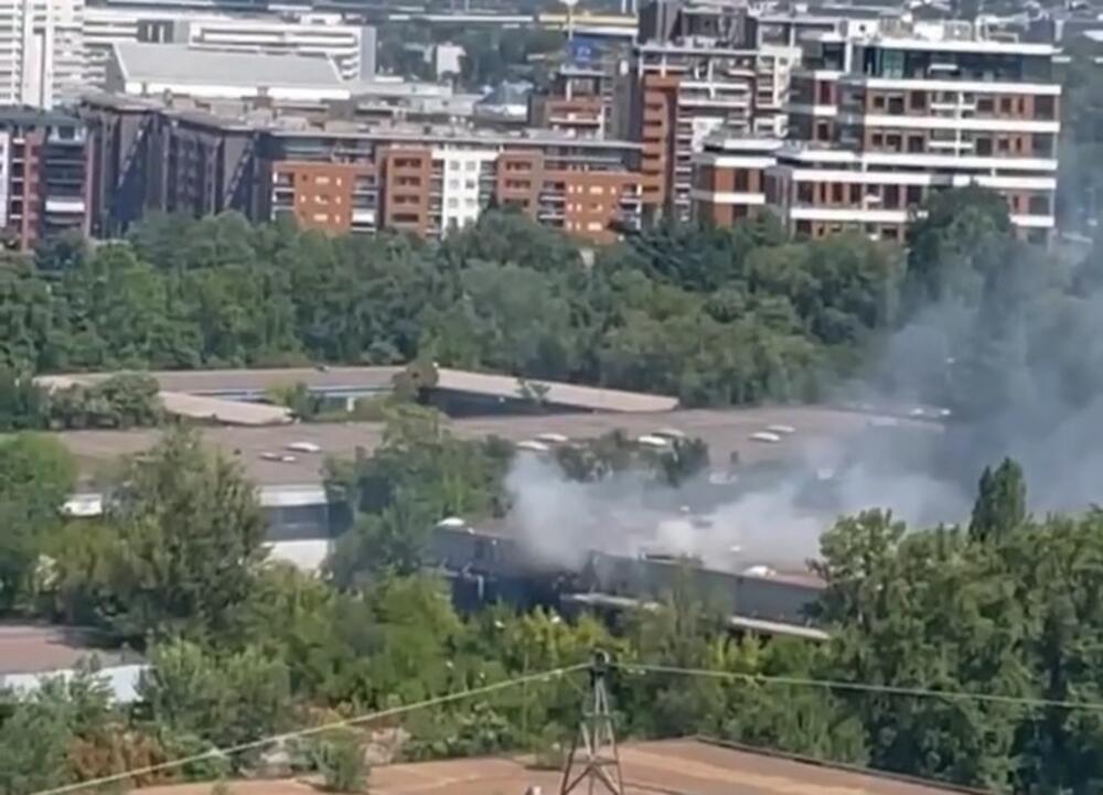 GORI IMT! Prvi snimci požara na Novom Beogradu uplašili građane! (VIDEO)