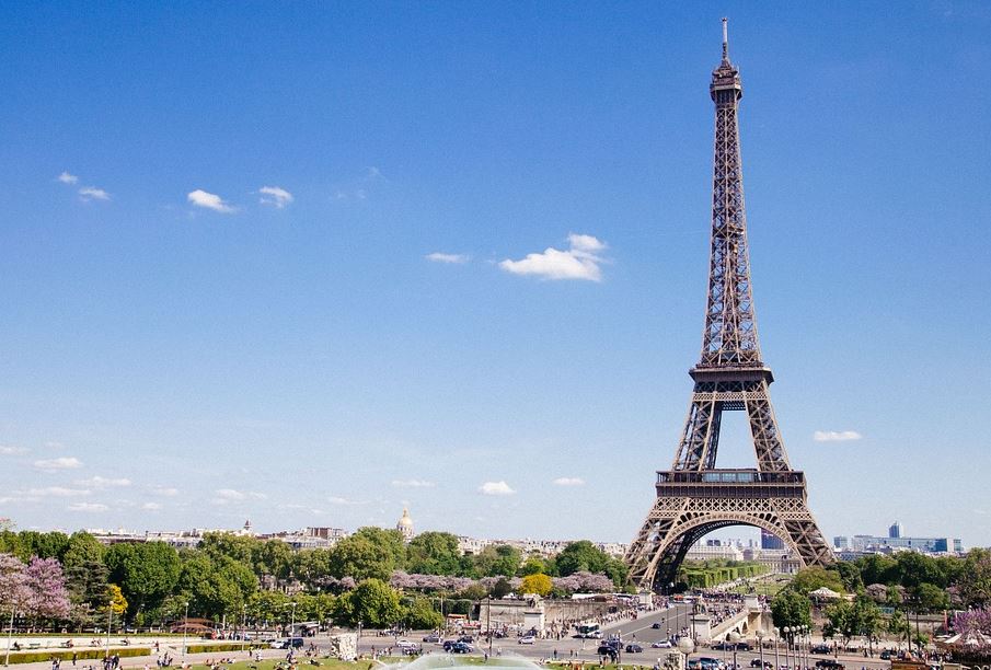 UMESTO POPRAVKE SLEDI FARBANJE: Evo kako Francuzi sređuju Ajfelovu kulu uoči Olimpijskih igara