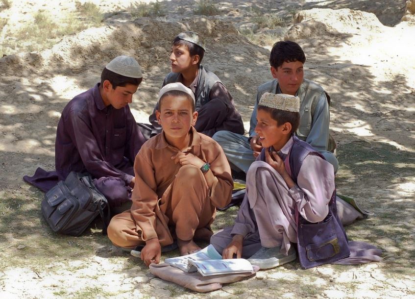 AVGANISTAN: Talibani dozvolili dečacima da krenu u školu