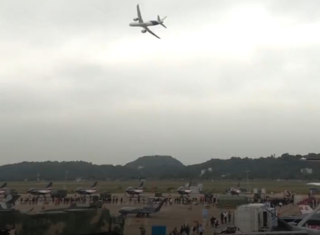 Održan tradicionalni aeromiting u kineskom gradu Džuhaju: Predstavljeni novi putnički avion i novi dron (VIDEO)