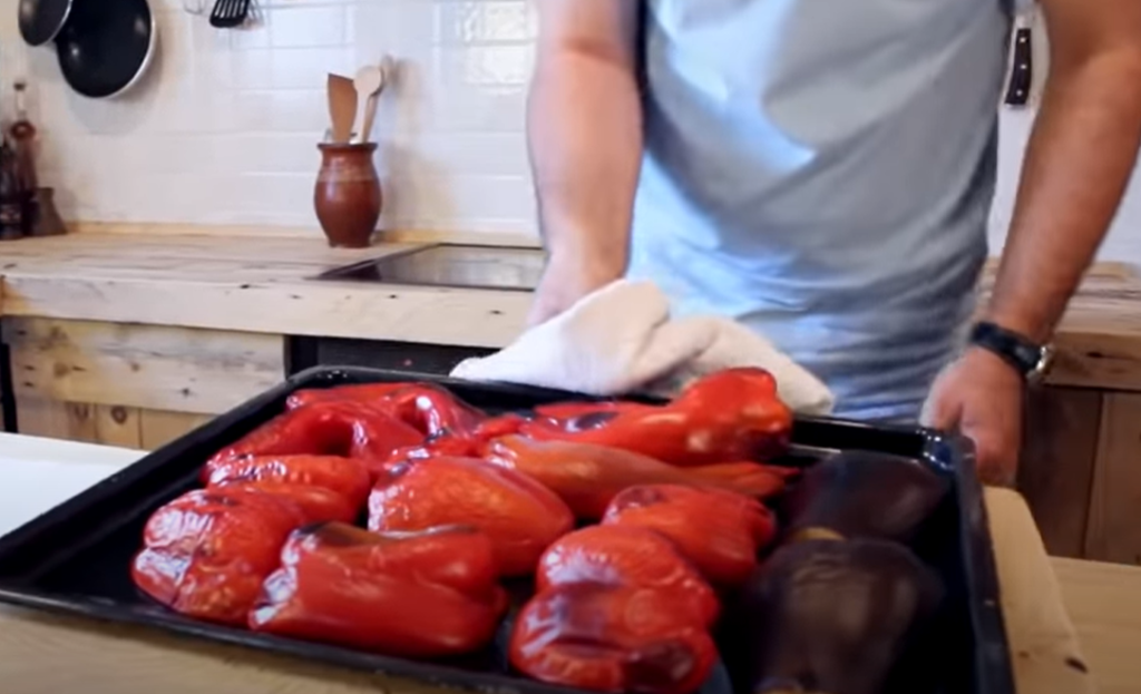 STARI TRIK NAŠIH BAKA: Kako da brzo oljuštite pečenu papriku?