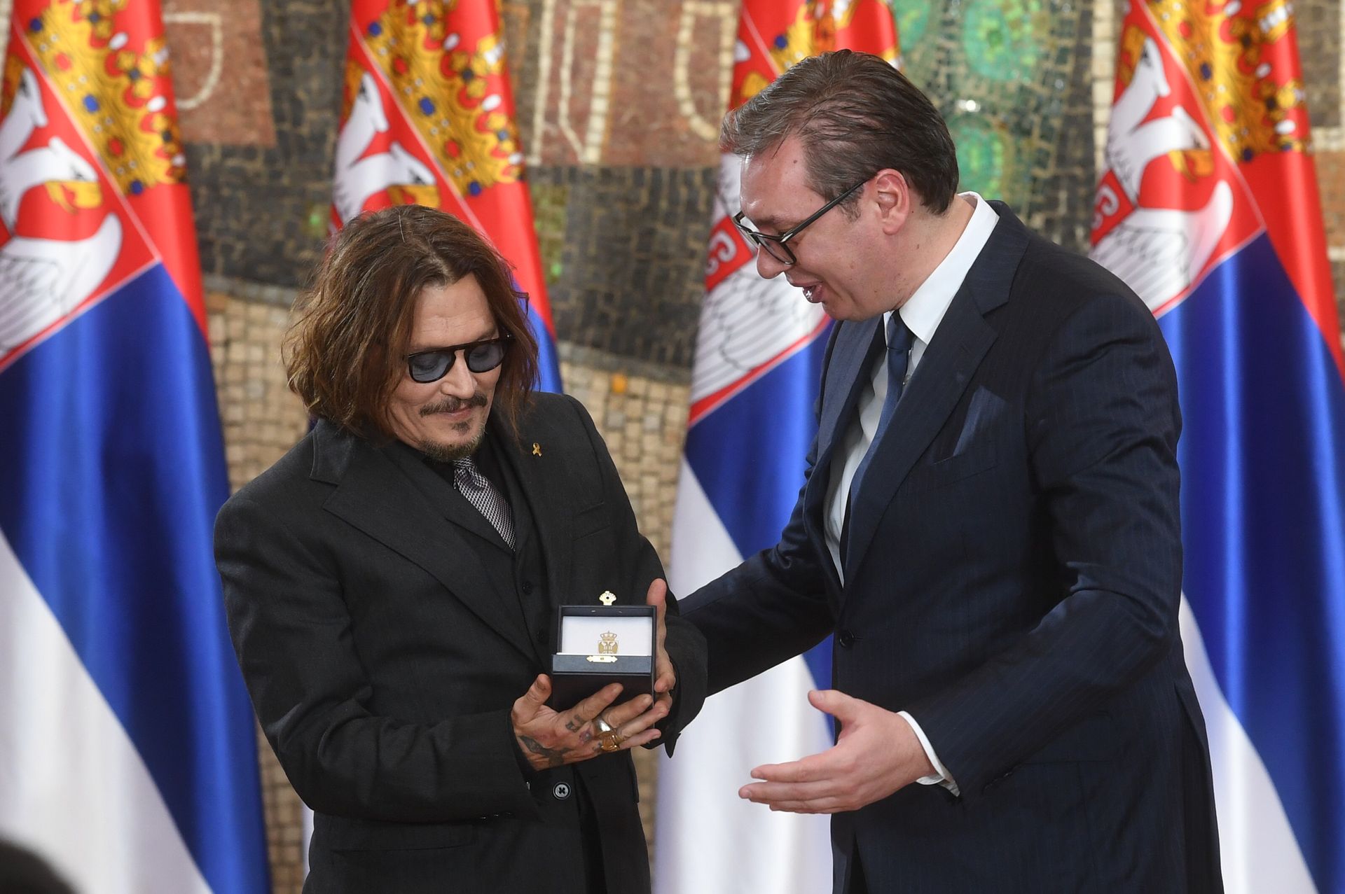 NIKO NIJE PRIMETIO! Džoni Dep je prilikom primanja nagrade od Vučića imao OVAJ znak koji nosi VAŽNU poruku