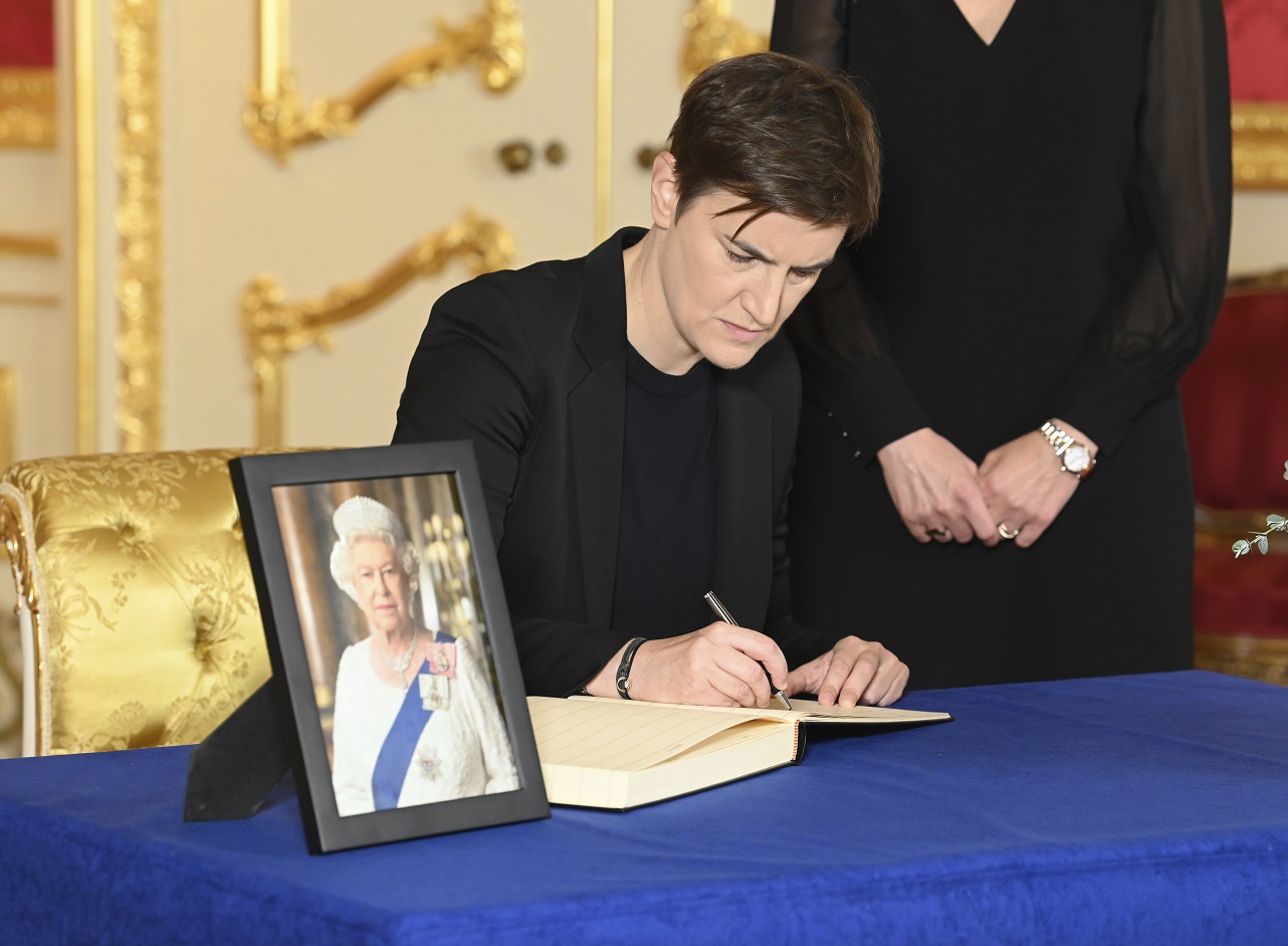 Premijerka Srbije Ana Brnabić upisala se u knjigu žalosti u Lankaster kući u Londonu: "Svet je izgubio velikog lidera
