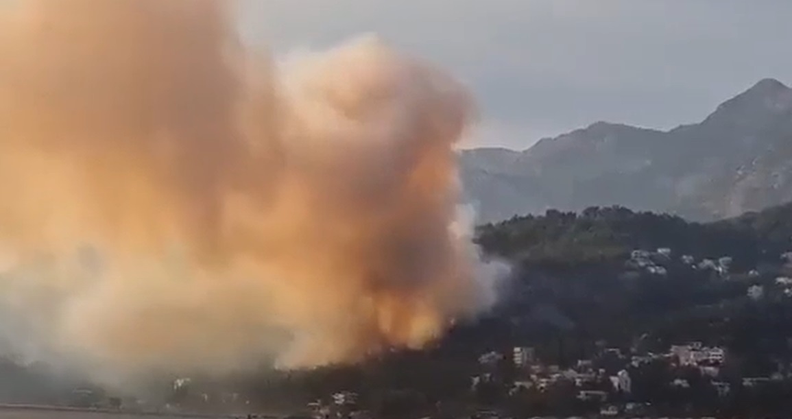 VELIKI POŽAR U CRNOJ GORI Vatra je zahvatila prostor iznad Crvene plaže u mestu Črvanj!