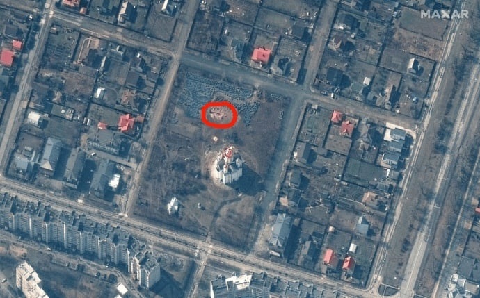 OVO JE MESTO GDE SU RUSI IZVRŠILI BRUTALNA UBISTVA U UKRAJINI: Satelitski snimak prikazuje MASOVNU GROBNICU u Buči (FOTO)