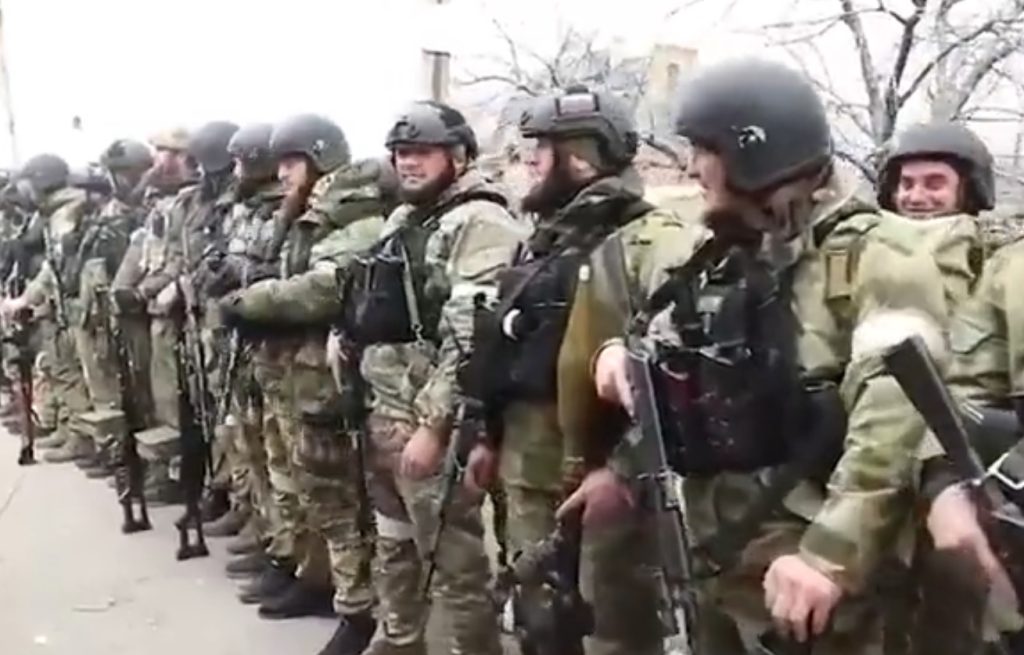 KADIROVI BORCI ČEKAJU DALJA NAREĐENJA Smotra čečenskih vojnika u Mariupolju nakon oslobođenja grada (VIDEO)