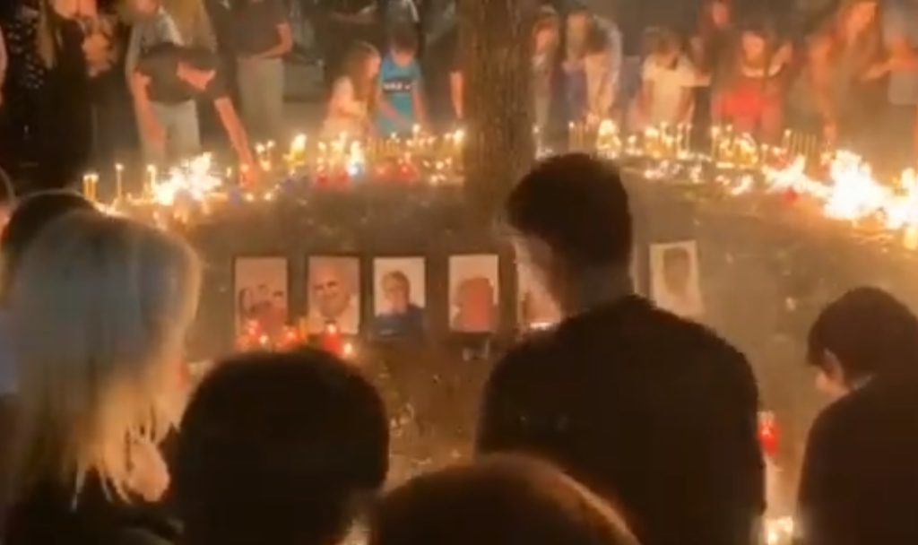 Paljenjem sveća i u tišini, Cetinjani su večeras odali počast tragično stradalim sugrađanima! (VIDEO)