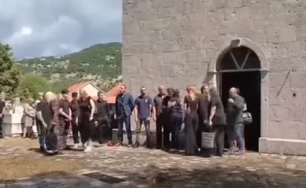 Veliki broj građana Crne Gore odao je danas poslednju poštu žrtvama zločina na Cetinju! (VIDEO)