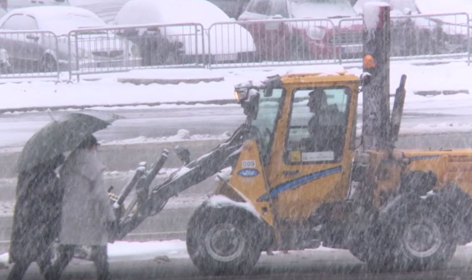 "Gradska čistoća" uklanja sneg sa javnih površina