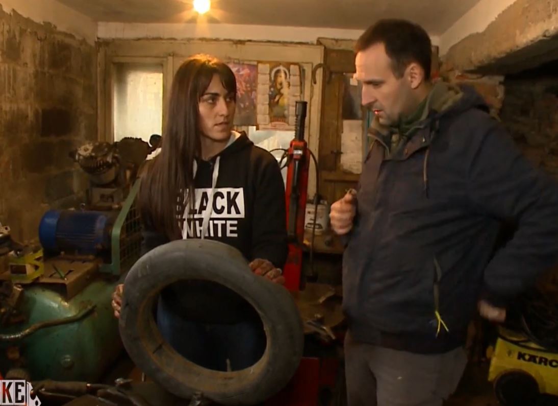 U "SRPSKIM DOMAĆICAMA" NEŠTO SASVIM DRUGAČIJE: Žena vulkanizer menja gumu na traktoru!(FOTO)