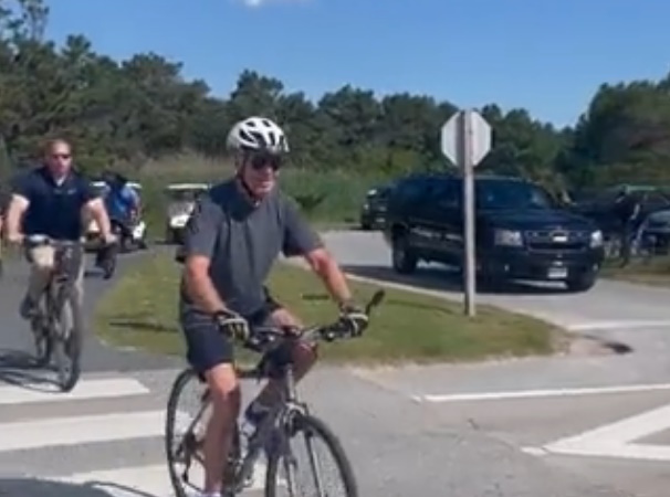 KAD NIŠTA NE IDE OD RUKE Predsednik Amerike Džozef Bajden pao je sa bicikla! (VIDEO)