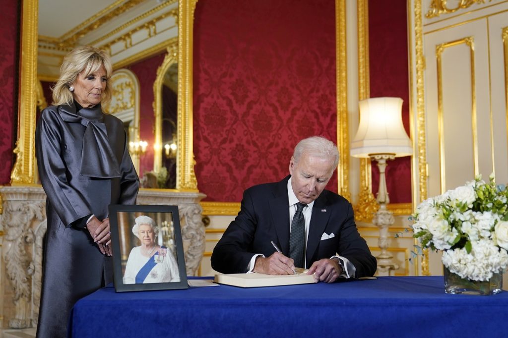 Predsednik SAD Džozef Bajden odao je poštu britanskoj kraljici Elizabeti Drugoj!