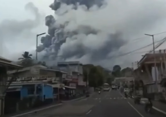 NEBO ZAVIJENO U TAMU Erupcija vulkana na Filipinima