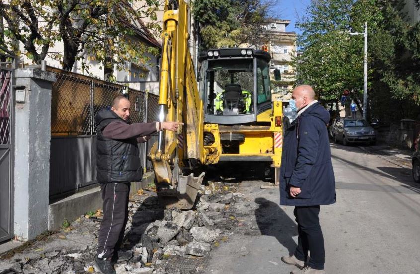 Počeli radovi na rekonstrukciji trotoara u Gvozdićevoj ulici!