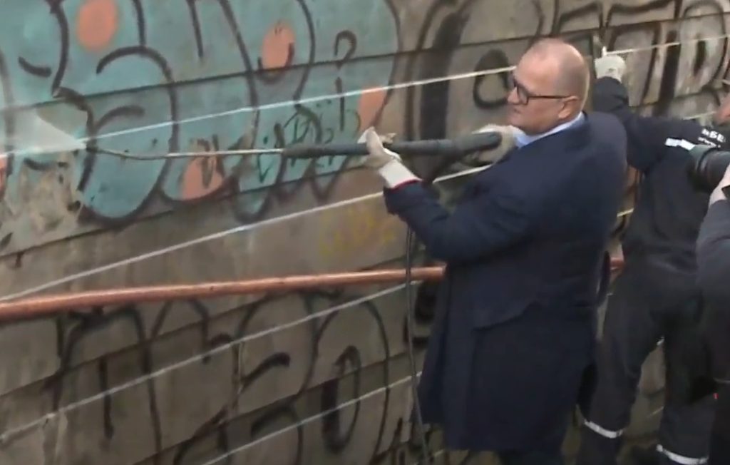 ZA LEP I UREĐEN GRAD! Zamenik gradonačelnika Beograda Goran Vesić uklanjao je grafite iz podzemnog prolaza na Zelenom Vencu (VIDEO)