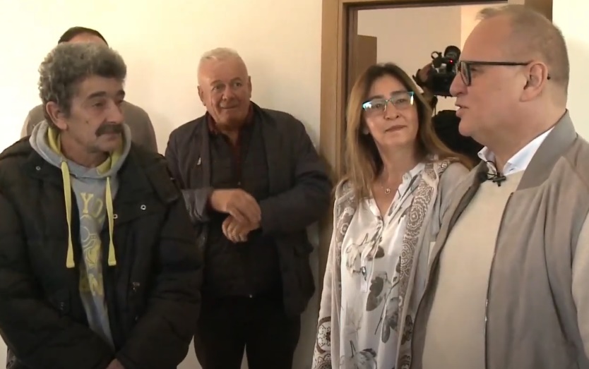 OBEĆANJE-ISPUNJENJE! Vesić uručio ključeve stana porodici Bulović! (FOTO/VIDEO)