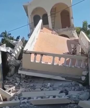 STRAHOTA NA HAITIJU: PRVI SNIMCI koji svedoče o razornoj moći zemljotresa! Ruševine, mrtvi i zatrpane ulice kamenjem (VIDEO)