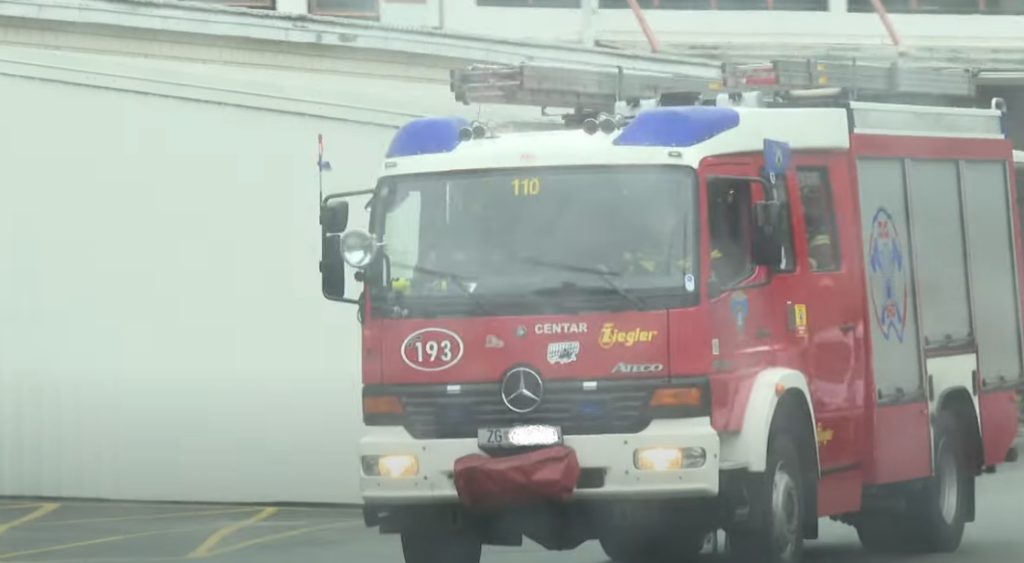 OSTAVILI ZAKLJUČANU DECU U AUTOMOBILIMA: Vatrogasci intervenisali, roditelje čeka KAZNA