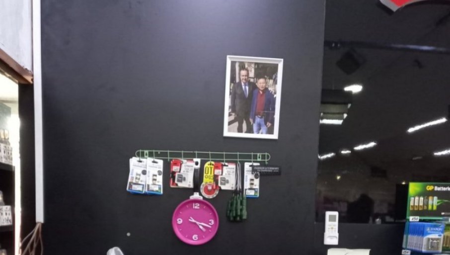 "PARTIJSKI DRUGOVI" Fotografija sa Dačićem okačena na zidu jedne kineske prodavnice u Aranđelovcu