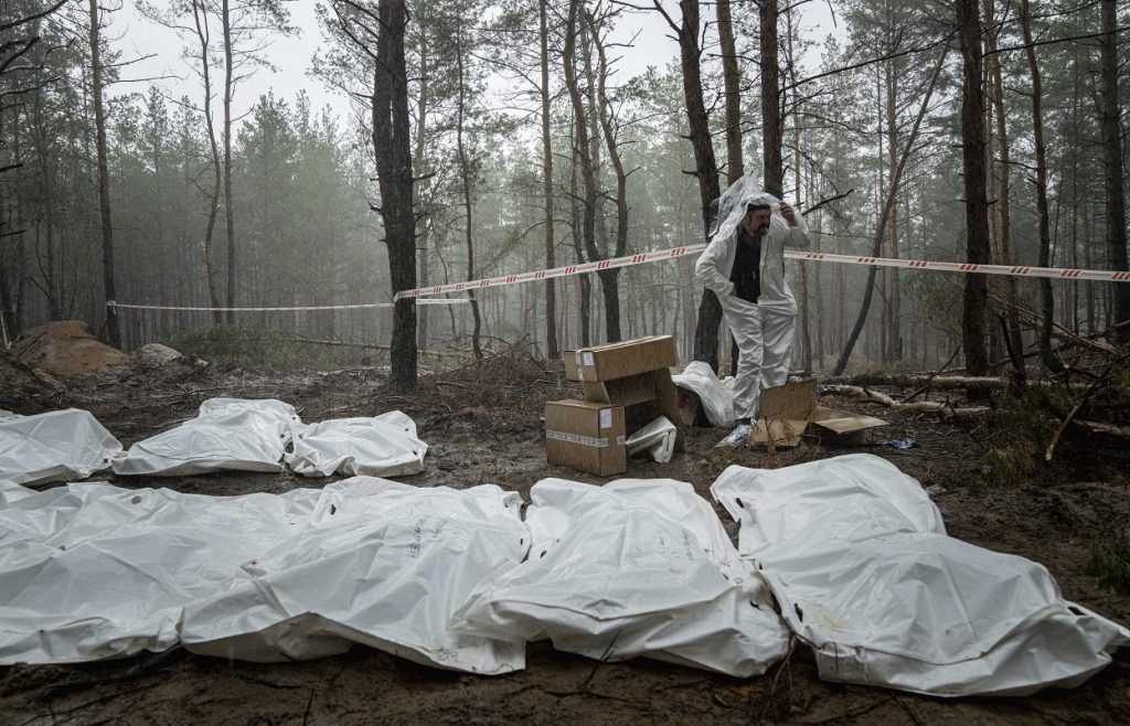 ﻿Ukrajinski forenzičari su do sada ekshumirali 146 tela iz grobnice u blizini Izijuma: „Neki od mrtvih imaju znake nasilne smrti, a ima leševa vezanih ruku i a tragovima mučenja!“