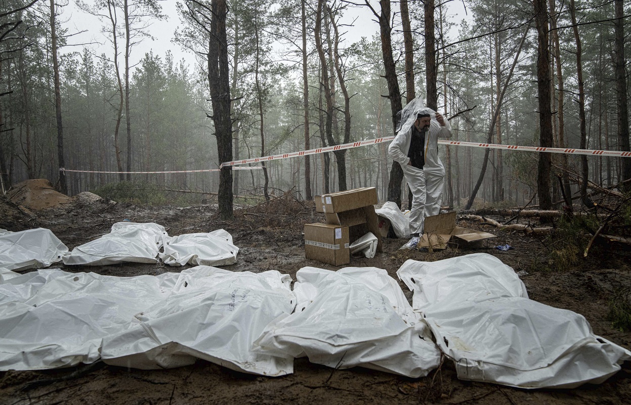 ﻿Ukrajinski forenzičari su do sada ekshumirali 146 tela iz grobnice u blizini Izijuma: "Neki od mrtvih imaju znake nasilne smrti
