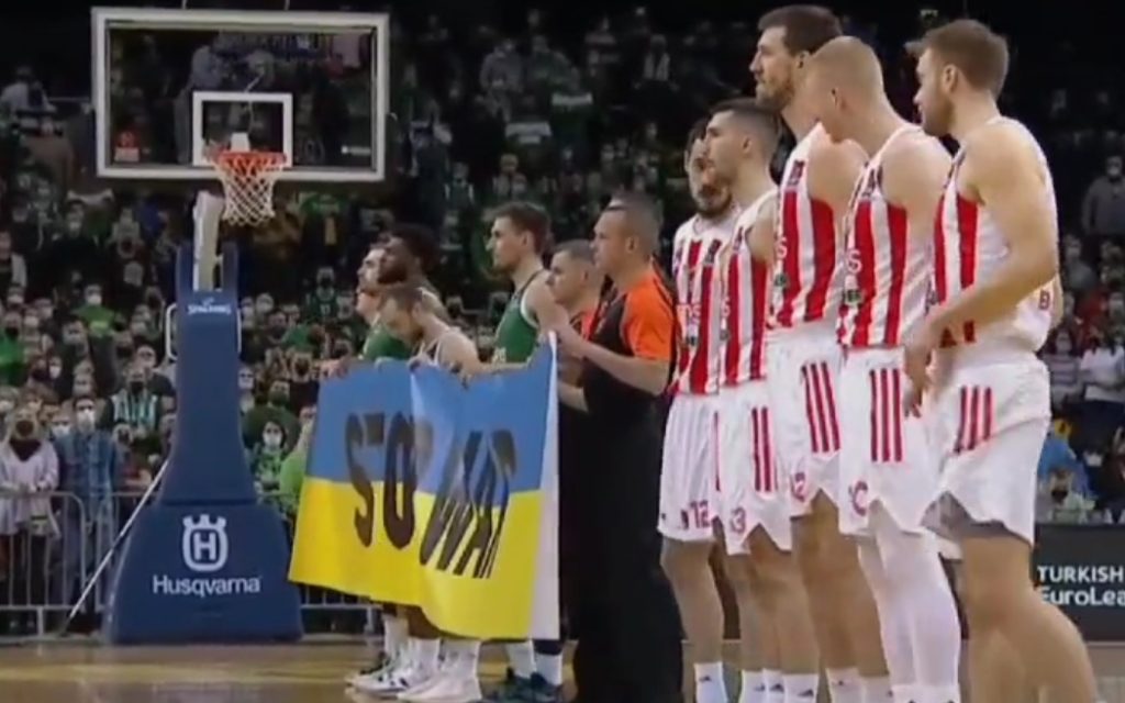 ZVEZDA IZVIŽDANA U KAUNASU Igrači crveno-belih odbili da drže ukrajinsku zastavu! (VIDEO)