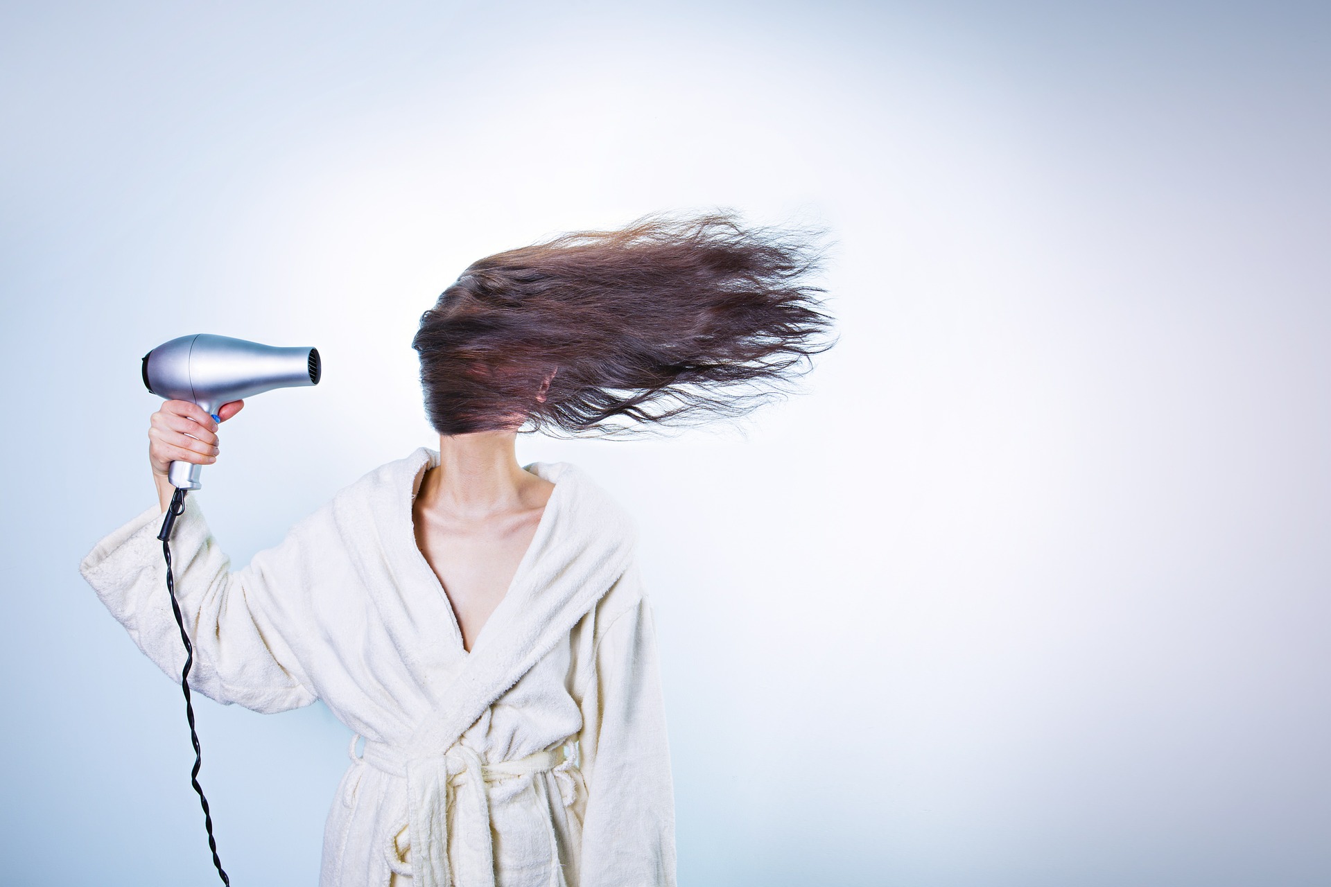 OBRATITE PAŽNJU: Pet stvari zbog kojih vam ZIMI kosa više OPADA