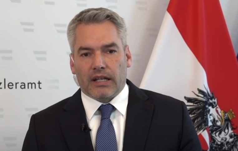 Austrijski kancelar Karl Nehamer rekao je da će razgovarati o problemu migracije naredne nedelje u Budimpešti sa Viktorom Orbanom i Aleksandrom Vučićem!
