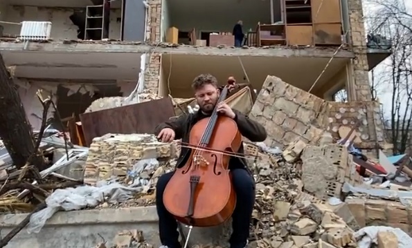 JEDNA TUŽNA PESMA Potresna scena u Kijevu, mladić je svirao violončelo u ruševinama! (VIDEO)
