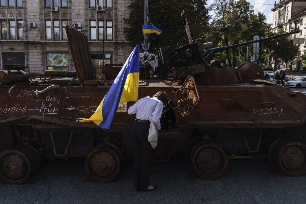 Ukrajina obeležava 31. godišnjicu nezavisnosti, u Kijevu postavka uništenih ruskih tenkova i strah od mogućih raketnih udara!