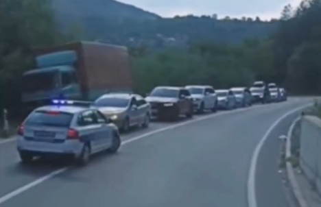 Kosovska policija saopštila je da je zatvorila prelaze Brnjak i Jarinje za putnički saobraćaj i vozila