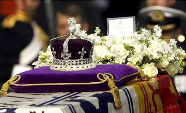 POSLEDNJE KRALJIČINO PUTOVANJE: Kovčeg sa telom kraljice Elizabete danas stiže u London