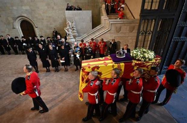 Kovčeg sa telom kraljice stigao u Vestminstersku opatiju