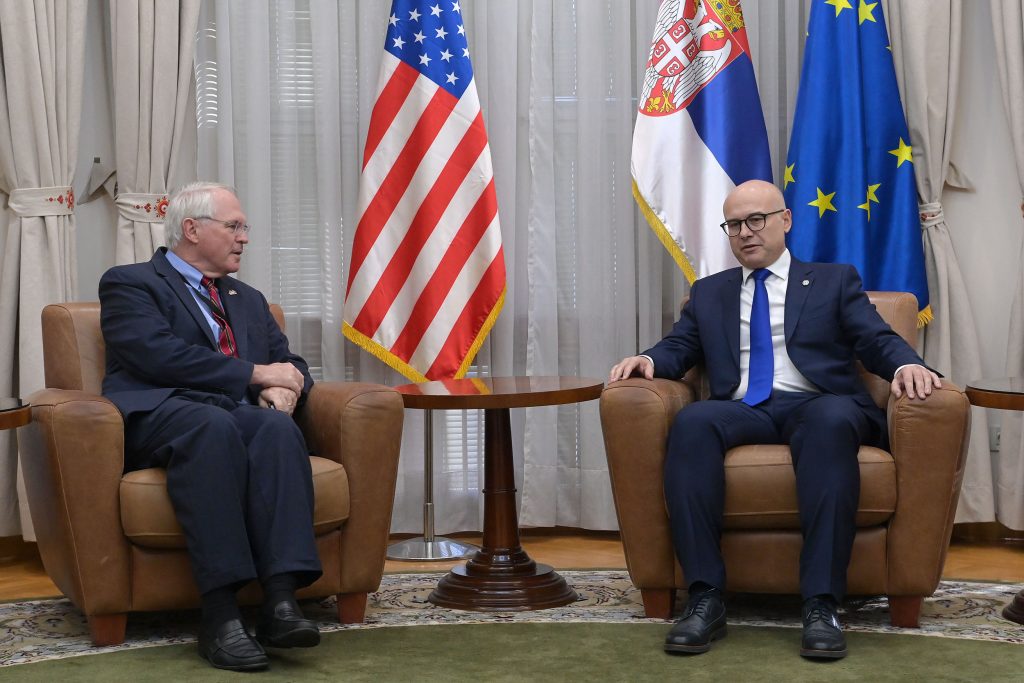 Sastanak novog ministra odbrane Miloša Vučevića i ambasadora SAD Kristofera Hila: „Srbija odgovorno i primereno jača sopstvene odbrambene kapacitete!“