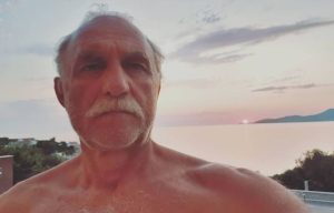 GLUMAC SE SKINUO! ŠKAKLJIVA SLIKA LAZARA RISTOVSKOG! Svi na NOGAMA (FOTO)