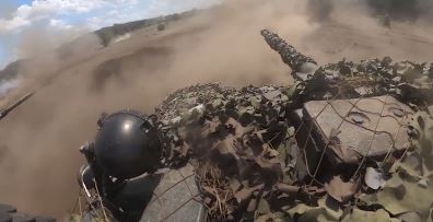 Snimak kako tenkovi LNR uništavaju položaje ukrajinskih militanata (VIDEO)