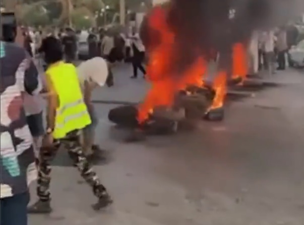 NOVI NEREDI U LIBIJI Demonstranti upali u zgradu libijskog parlamenta u Tobruku! (VIDEO)