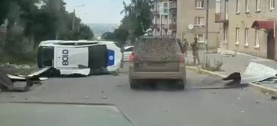 SNIMAK OSLOBOĐENOG LISIČANSKA: Narod na ulicama pozdravlja čečenske snage! (VIDEO)