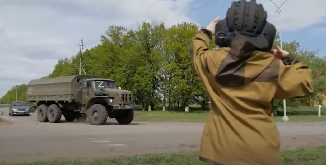 "HVALA LJOŠO": Dečak koji pozdravlja ruske vojnike postao hit na internetu! Izazvao divljenje ruskog ministarstva! (VIDEO)