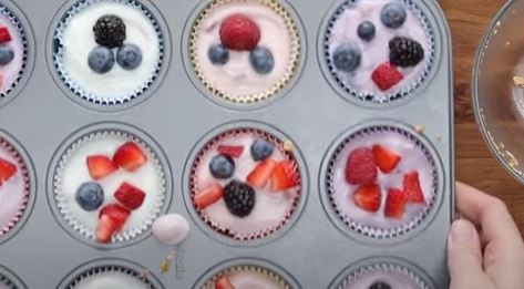 DECA ĆE OVO OBOŽAVATI: Napravite kolačiće od kornfleksa i voćnog jogurta (VIDEO)