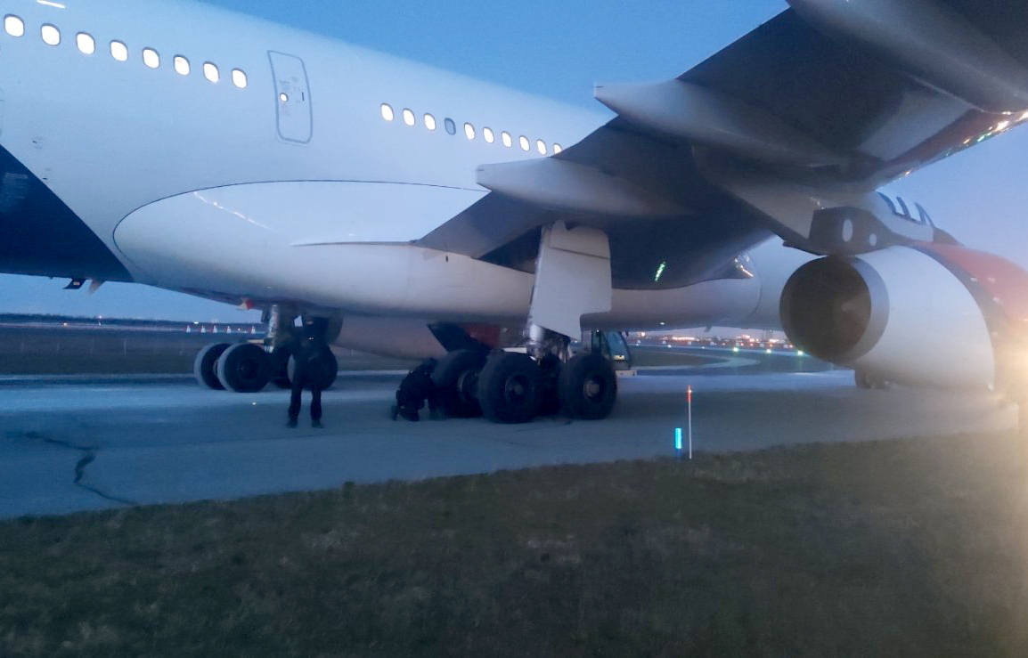 AVION SA OŠTEĆENJEM LETEO 14 SATI: Piloti videli rupu tek kad su sleteli na odredište (FOTO)