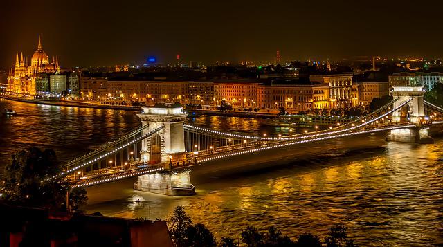 STOTINE DEMONSTRANATA IZAŠLO NA ULICE: Blokiran most u centru Budimpešte zbog surove poreske reforme!