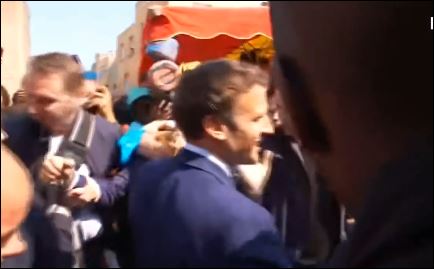 HAOS! Građani hteli da razapnu Makrona! FRANCUSKOG PREDSEDNIKA GAĐALI PARADAJZOM! (VIDEO)