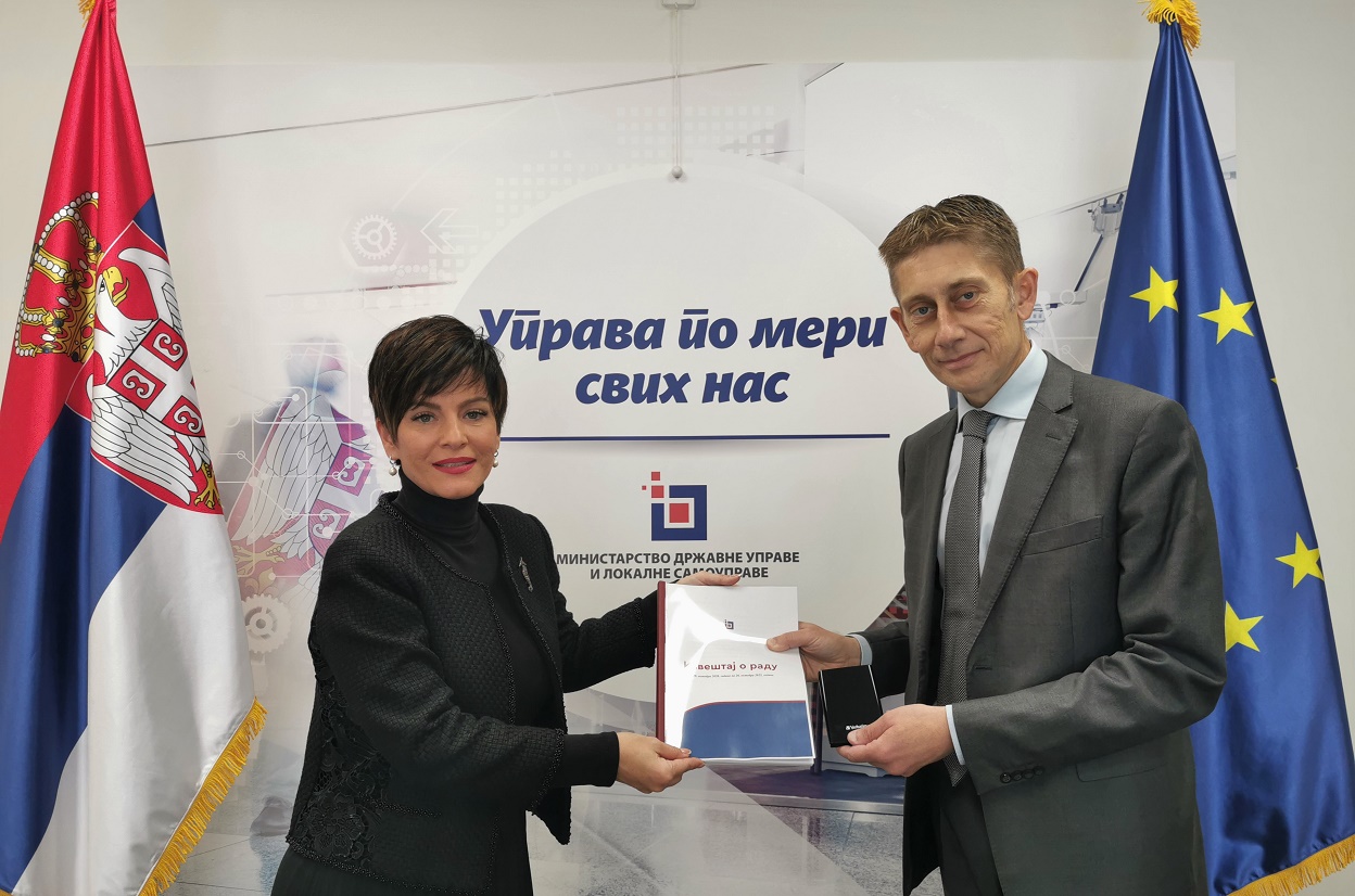 Dosadašnja ministarka državne uprave i lokalne samouprave Marija Obradović predala je dužnost novom ministru Aleksandru Martinoviću!