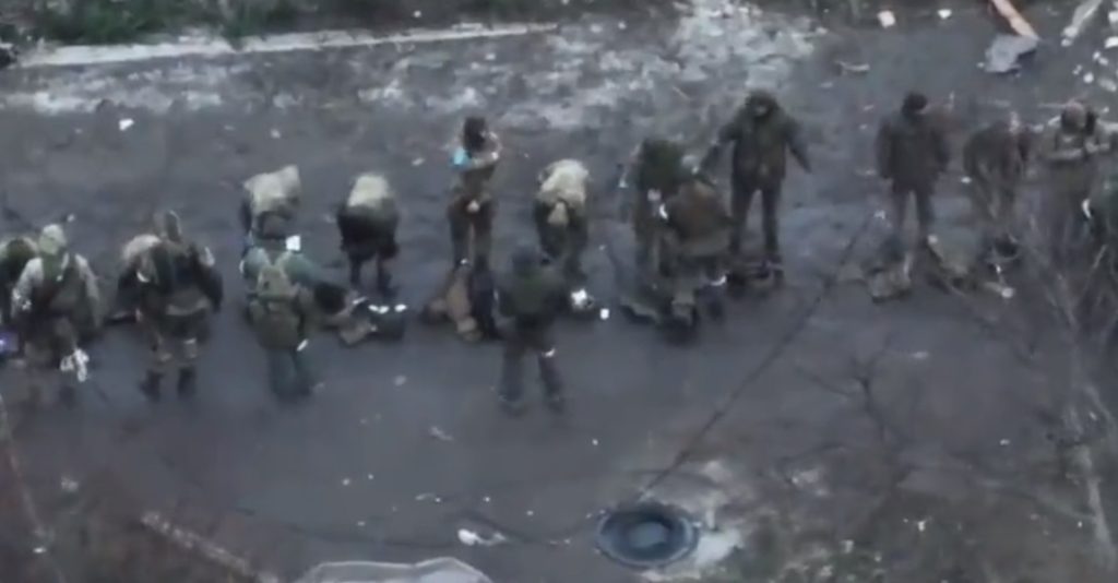 TAKO TO RADE RUSI Ekspresna akcija Putinovih vojnika, nakon par minuta borbe pripadnici Azova se predali! (VIDEO)