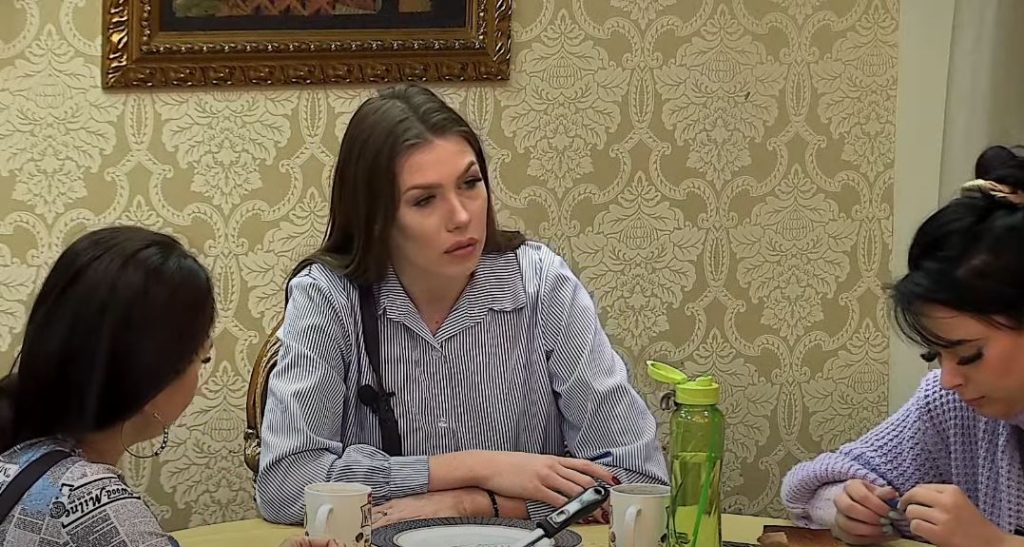 LEPOTICA MEĐU KUKURUZIMA: Šta li radi ona u sred njive? (FOTO)