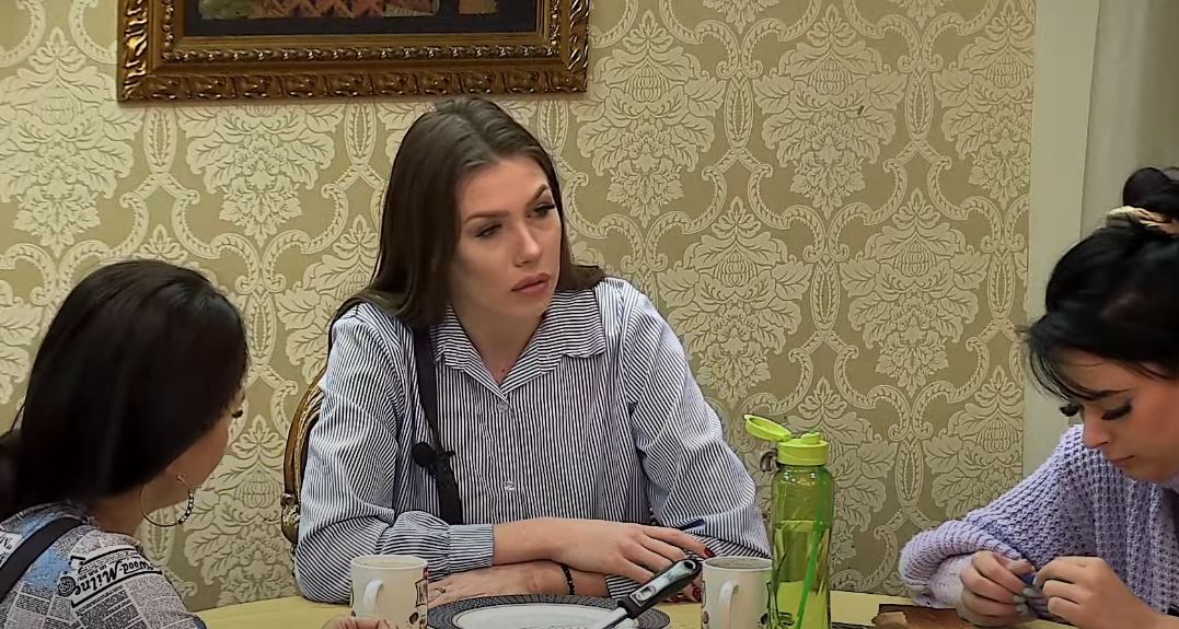 LEPOTICA MEĐU KUKURUZIMA: Šta li radi ona u sred njive? (FOTO)