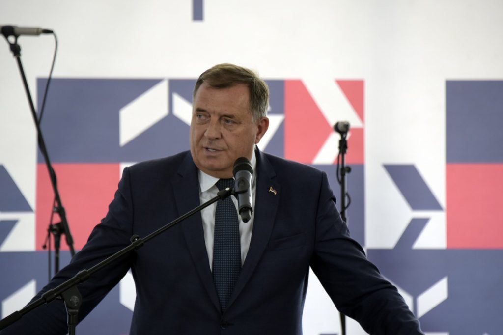 Srpski član Predsedništva BiH Milorad Dodik izjavio je da BiH nije blizu članstva u NATO-u i da bi voleo da ukine Oružane snage!