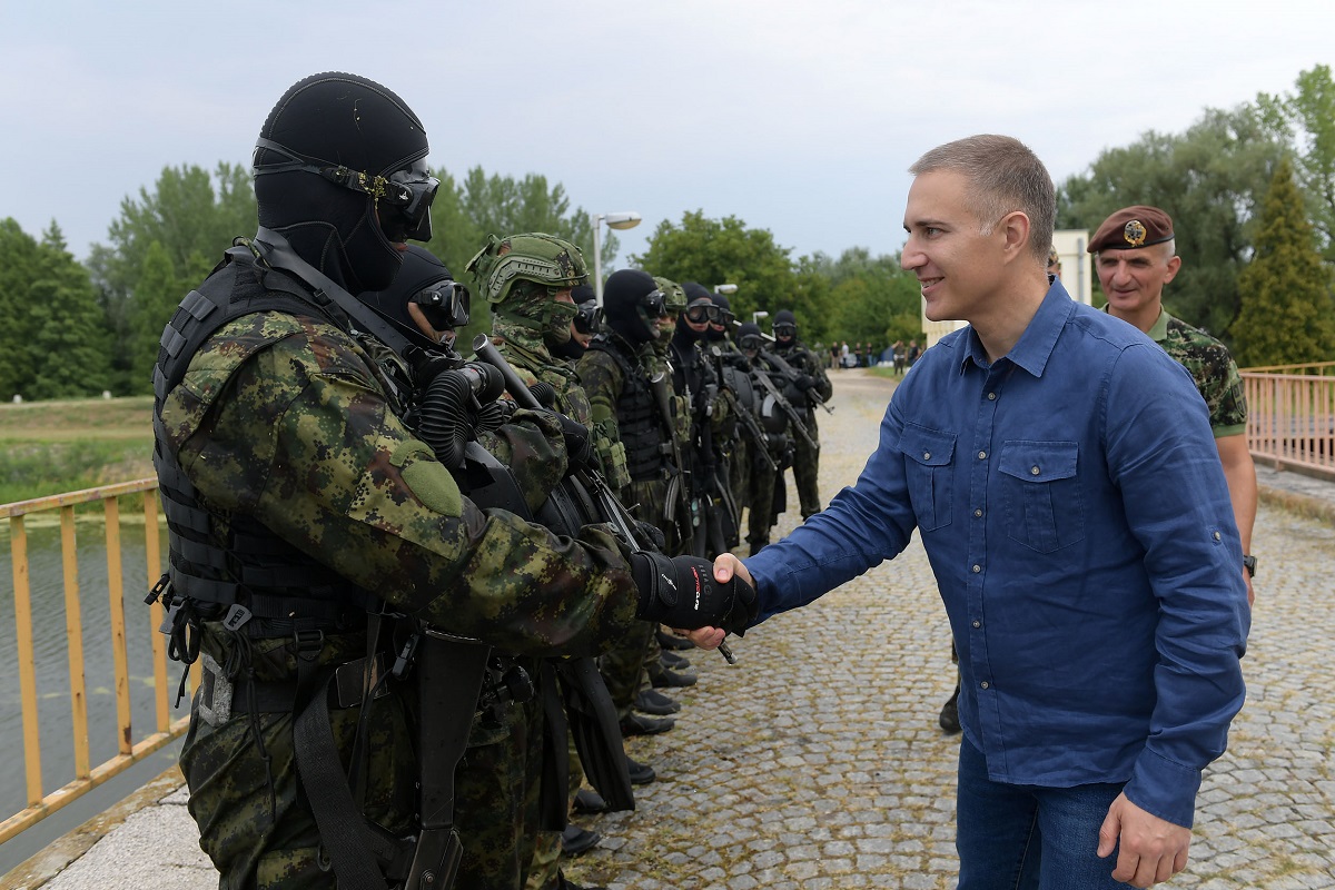 Ministar odbrane Nebojša Stefanović obišao je rečne diverzante bataljona "Grifoni"!